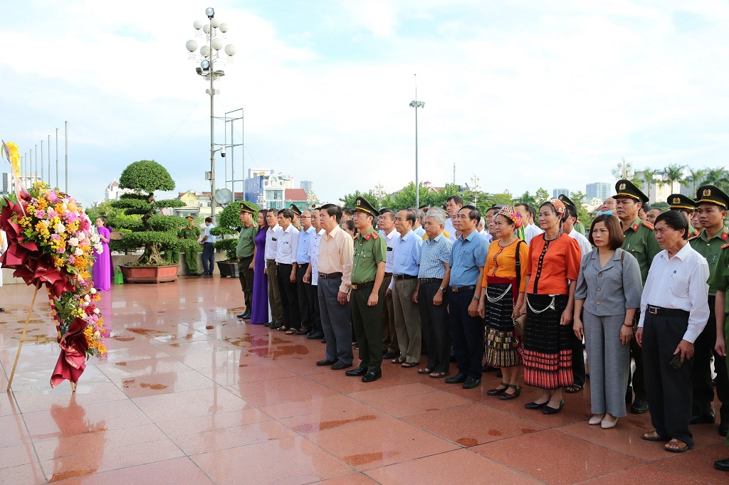 Đoàn đại biểu Công an tỉnh - Hội Người cao tuổi tỉnh báo công lên anh linh Chủ tịch Hồ Chí Minh