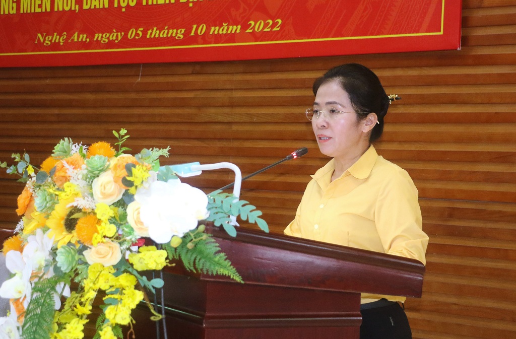 Đồng chí Võ Thị Minh Sinh, Ủy viên Ban Thường vụ Tỉnh ủy, Chủ tịch Ủy ban MTTQ tỉnh phát biểu tại Hội nghị