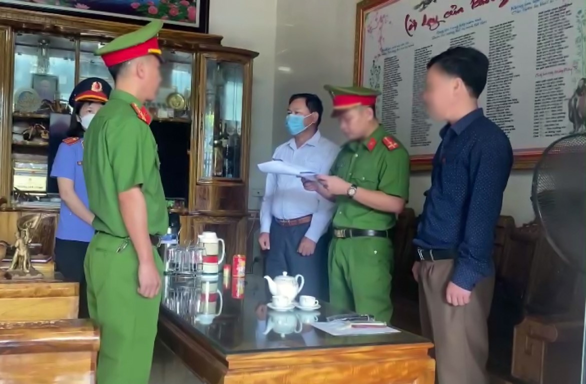 Cơ quan CSĐT Công an huyện Quỳ Hợp tống đạt Quyết định khởi tố bị can đối với Trương Văn Chính (áo trắng)