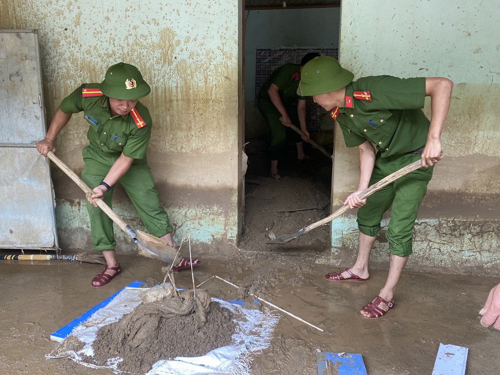 CBCS Công an xã Tà Cạ tích cực giúp đỡ nhân dân dọn dẹp nhà cửa ngay sau trận lũ quét ngày 02.10