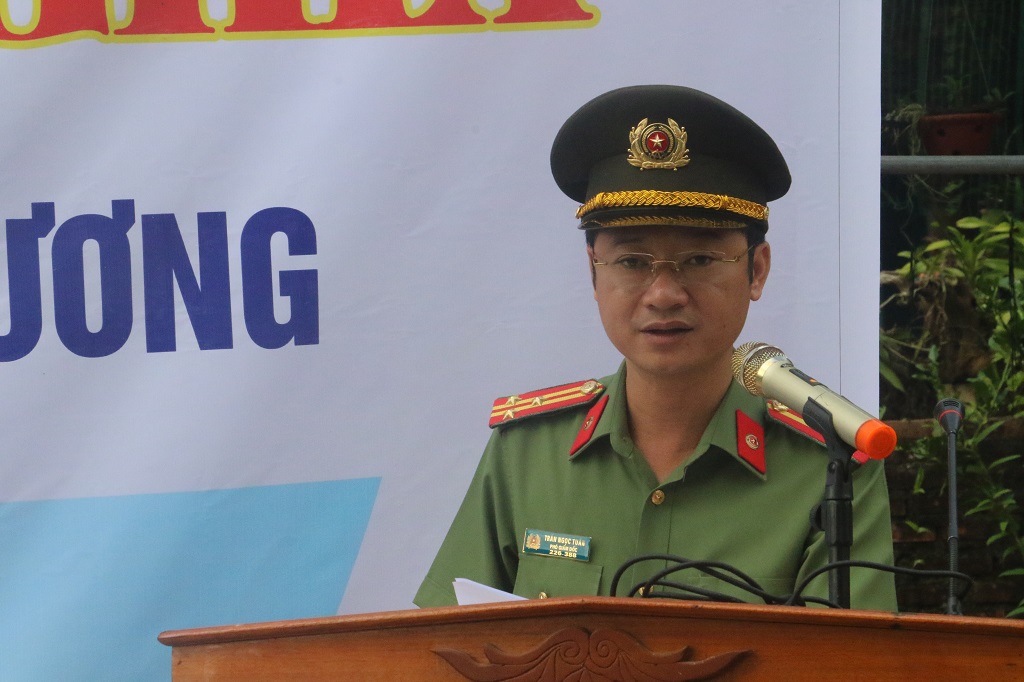Đồng chí Thượng tá Trần Ngọc Tuấn - Ủy viên Ban thường vụ Đảng ủy, Phó Giám đốc Công an tỉnh phát biểu tại Lễ khởi công