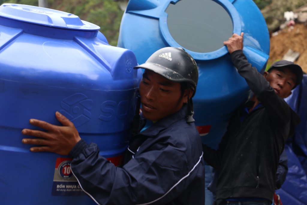 Thùng chứa nước sạch là một trong những vật phẩm cực kỳ cần thiết với người dân sau lũ lụt