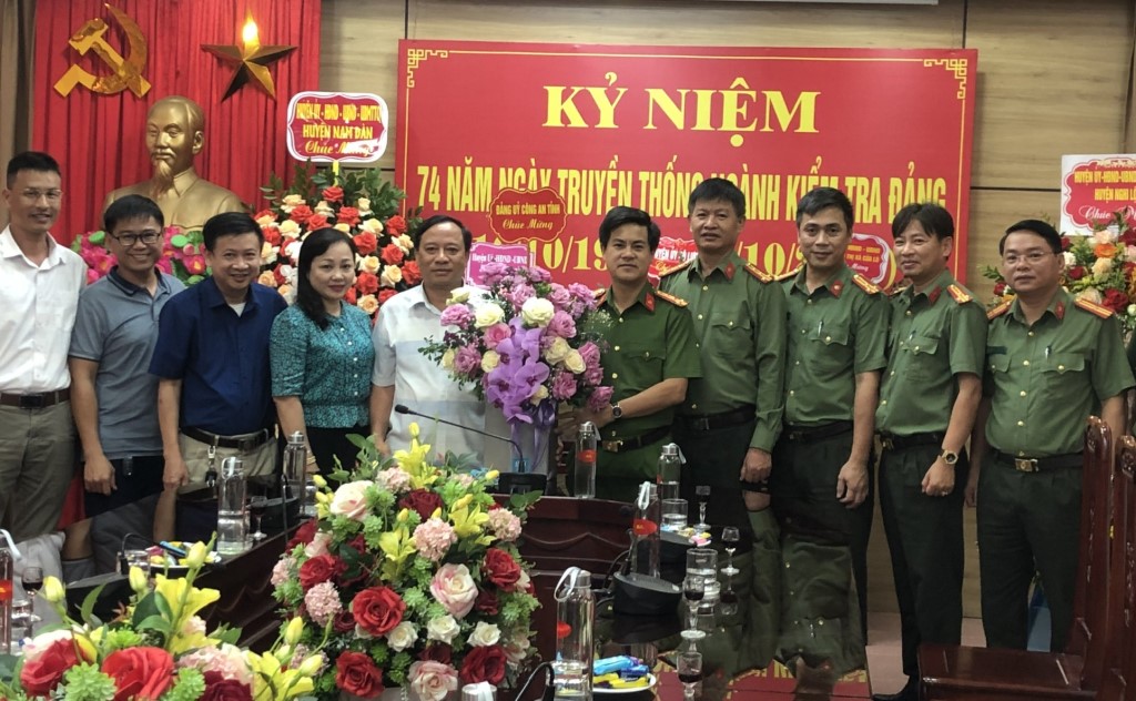 Đảng ủy Công an tỉnh tặng hoa chúc mừng Ủy ban kiểm tra Tỉnh ủy Nghệ An