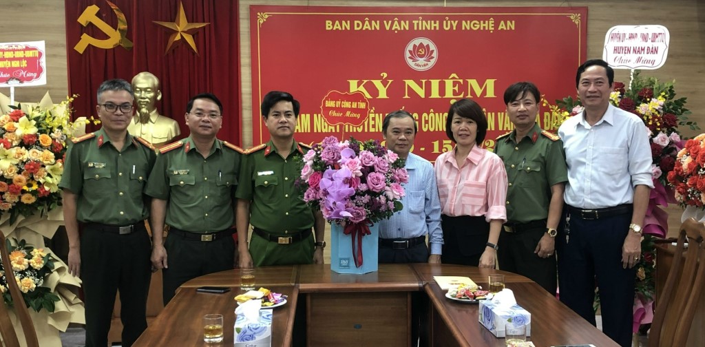 Đảng ủy Công an tỉnh tặng hoa chúc mừng Ban Dân vận Tỉnh ủy 