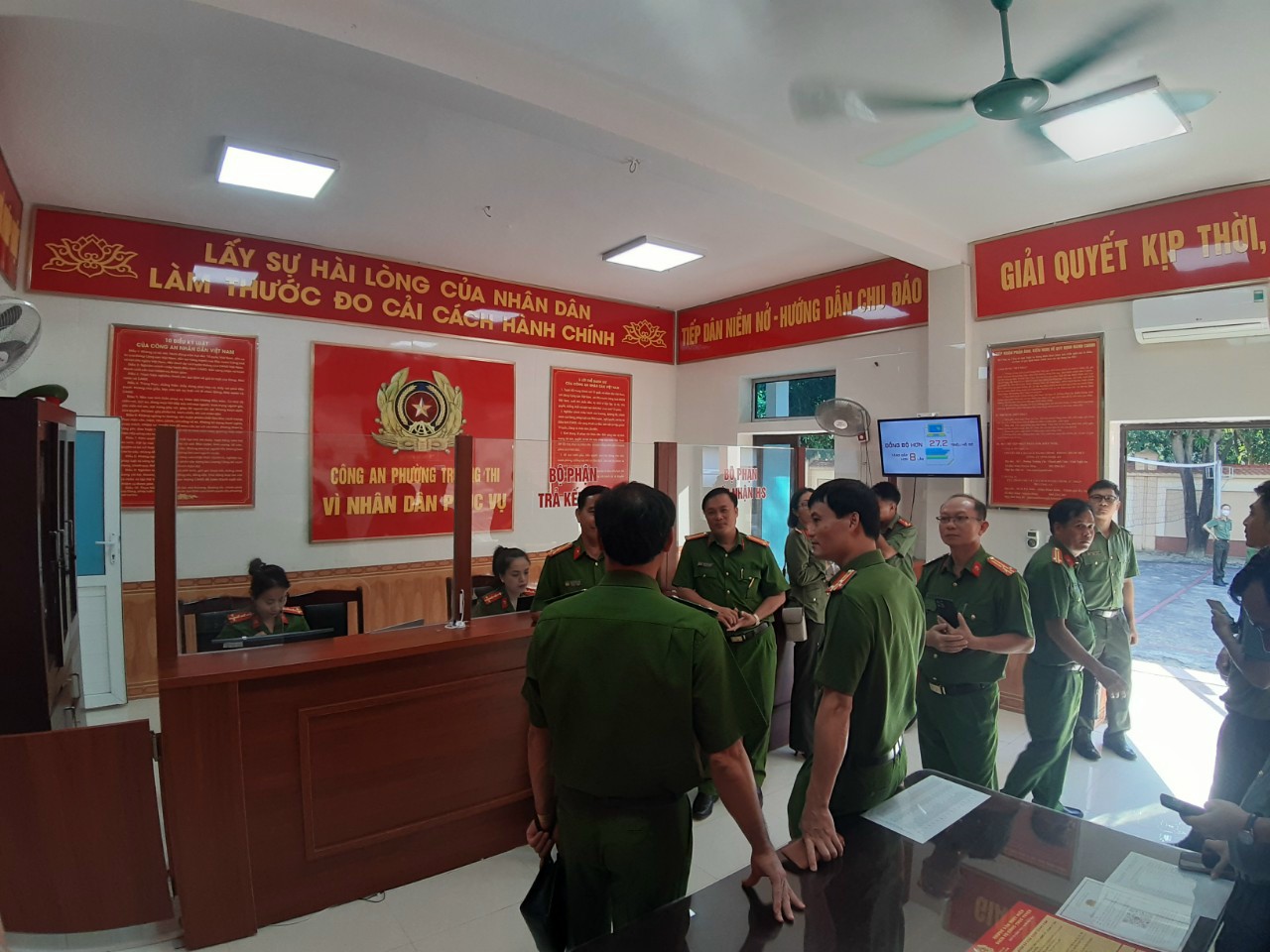 Đoàn công tác Công an tỉnh Bình Phước tham quan mô hình CCHC tại Công an phường Trường Thi, thành phố Vinh