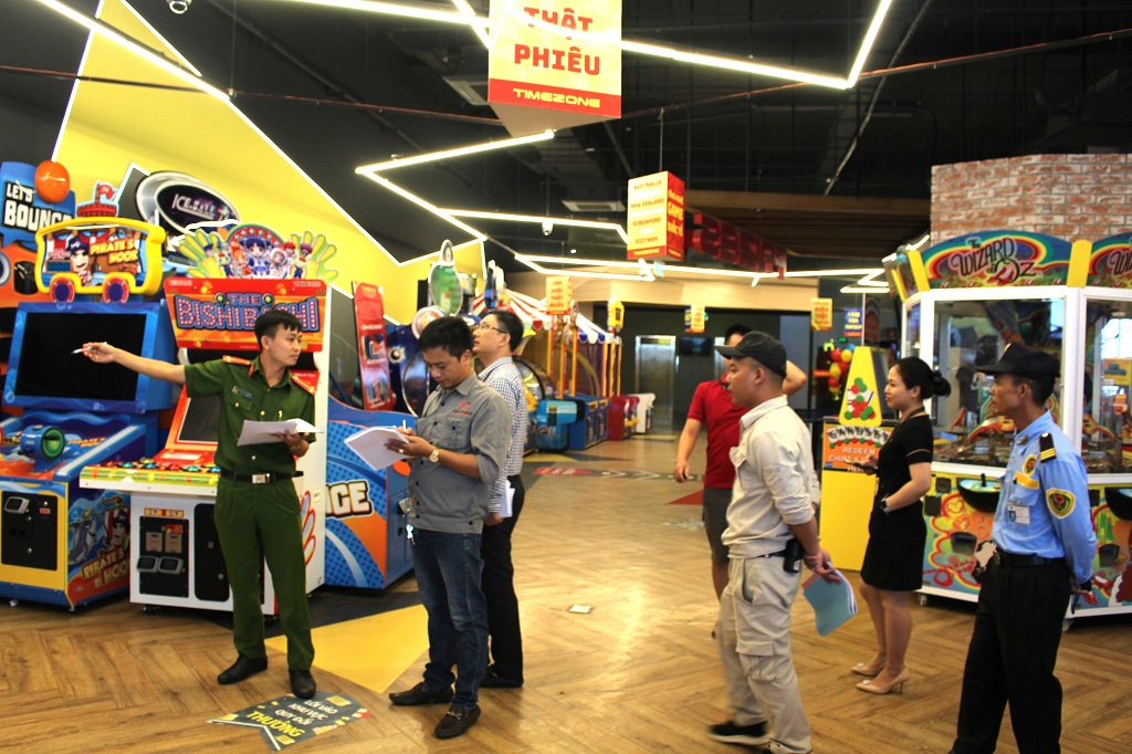 Cán bộ Phòng Cảnh sát PCCC&CNCH kiểm tra công tác PCCC tại một trung tâm vui chơi giải trí tập trung đông người trên địa bàn thành phố Vinh