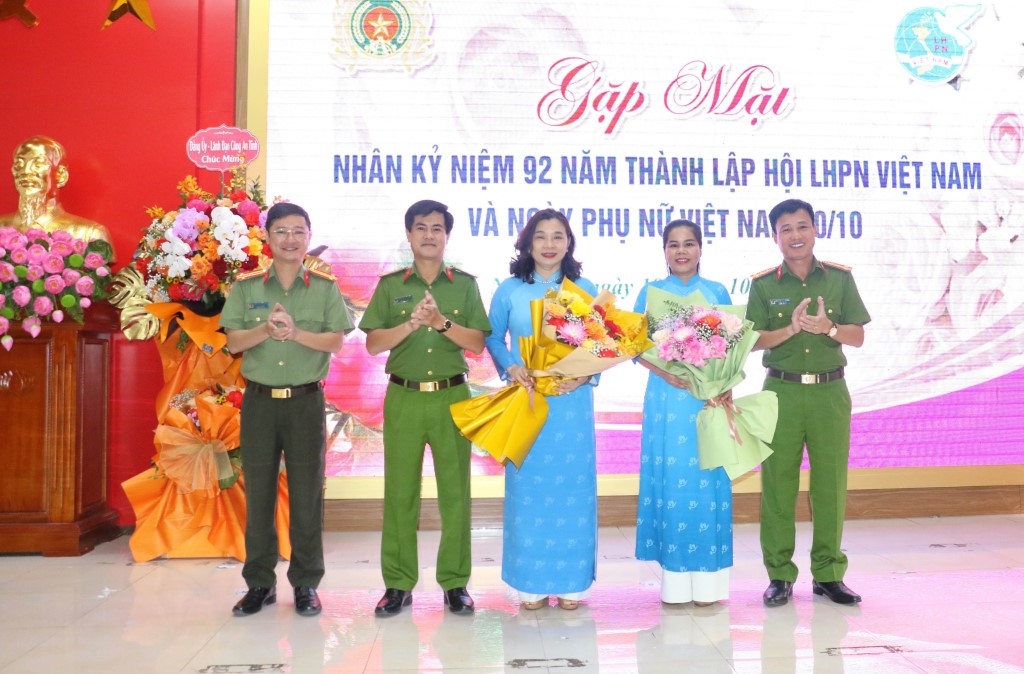 Ban Thường vụ Đảng ủy, Lãnh đạo Công an tỉnh tặng hoa chúc mừng Hội Liên hiệp Phụ nữ tỉnh Nghệ An