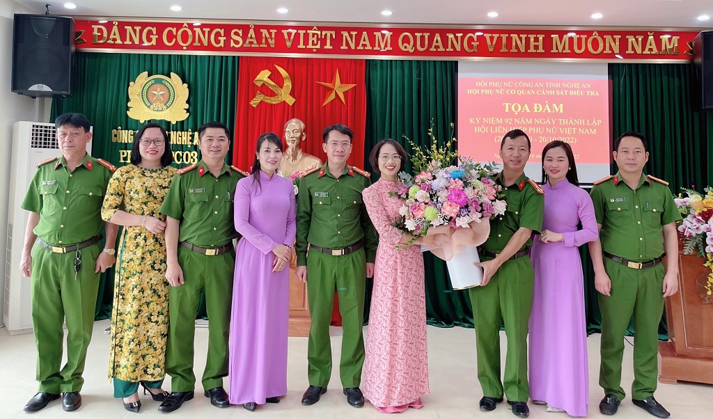 Đồng chí Đại tá Nguyễn Đức Hải, Phó Giám đốc Công an tỉnh và cấp ủy, lãnh đạo các đơn vị tặng hoa chúc mừng Hội Phụ nữ Cơ quan Cảnh sát điều tra