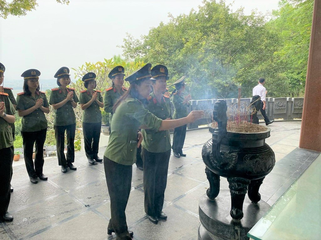 Hội Phụ nữ ghép Khối An ninh dâng hoa, dâng hương tại Khu tưởng niệm Bà Hoàng Thị Loan (thân mẫu Chủ tịch Hồ Chí Minh)