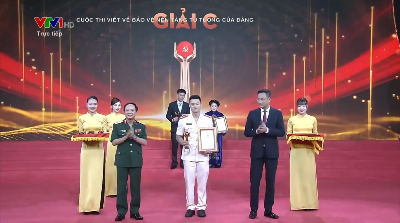 Trung uý Nguyễn Tiến Dũng, cán bộ Công an huyện Nam Đàn nhận giải C với tác phẩm Lật tẩy mưu đồ chống phá dưới chiêu bài bỏ Đảng