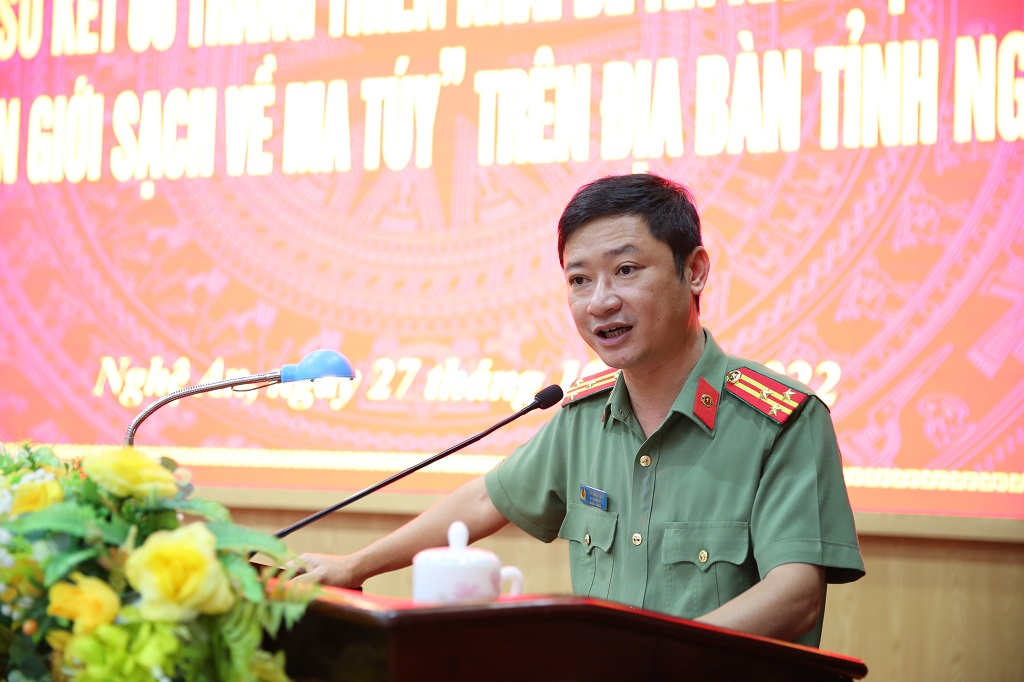 Đồng chí Thượng tá Trần Ngọc Tuấn, Phó Giám đốc Công an tỉnh điều hành nội dung thảo luận tại hội nghị