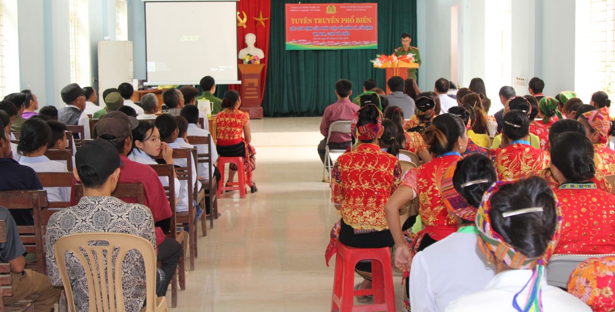 Đông đảo bà con Nhân dân xã Yên Na, huyện Tương Dương tham gia buổi tuyên truyền