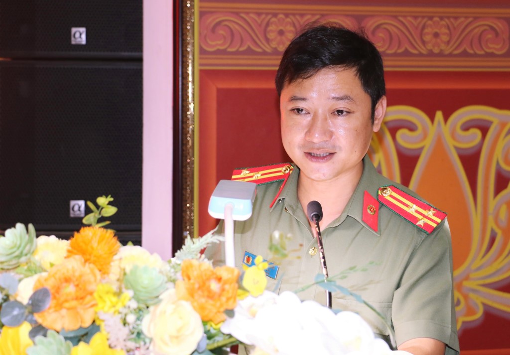 Đồng chí Thượng tá Trần Ngọc Tuấn, Phó Giám đốc Công an tỉnh phát biểu, giao nhiệm vụ cho các đồng chí được điều động, bổ nhiệm