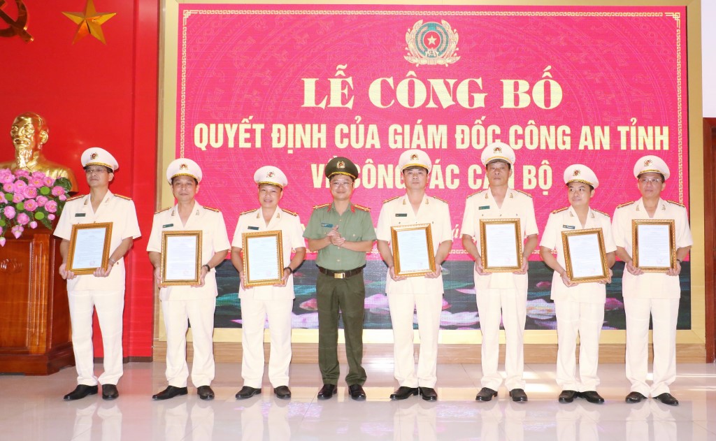 Thừa ủy quyền của Giám đốc Công an tỉnh, đồng chí Thượng tá Trần Ngọc Tuấn, Phó Giám đốc Công an tỉnh trao Quyết định cho 7 đồng chí được điều động, bổ nhiệm