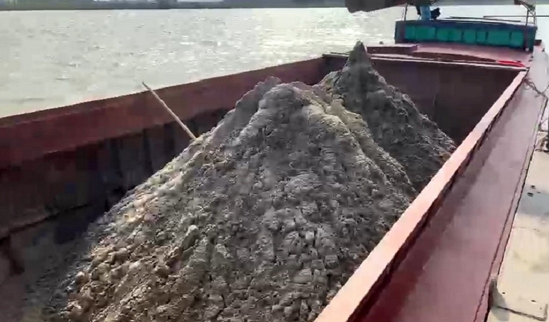 Bắt vụ khai thác cát trái phép trên Sông Lam
