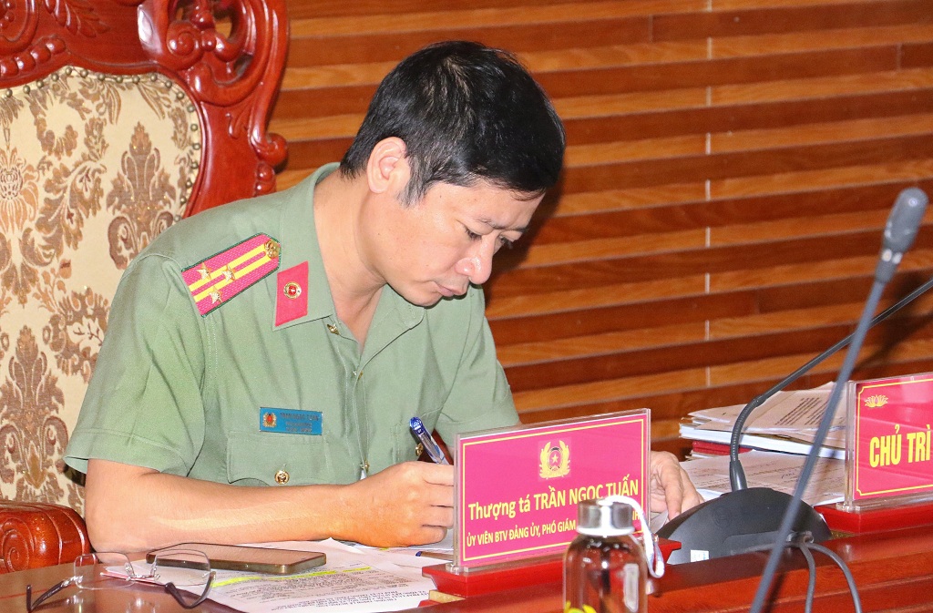 Đồng chí Thượng tá Trần Ngọc Tuấn, Phó Giám đốc Công an tỉnh chủ trì tại điểm cầu Công an Nghệ An