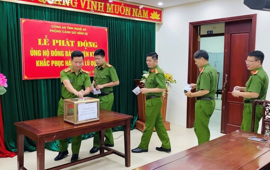 Lãnh đạo, cán bộ, chiến sĩ Phòng Cảnh sát hình sự tổ chức quyên góp ủng hộ khắc phục lũ quét tại huyện Kỳ Sơn