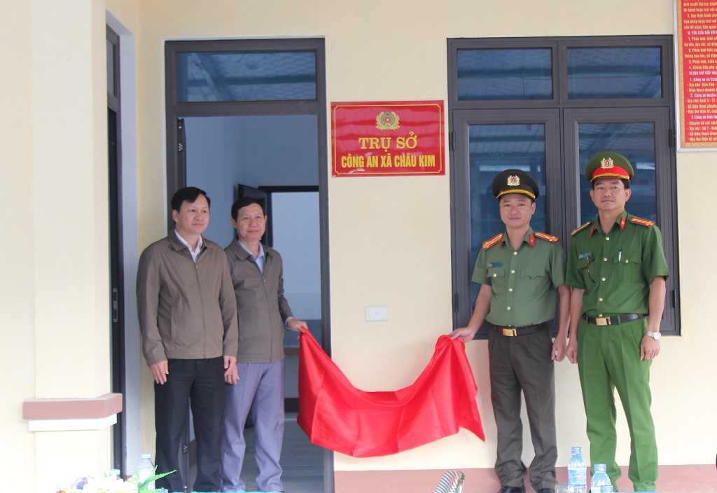 Đồng chí Thượng tá Trần Ngọc Tuấn, Phó Giám đốc Công an tỉnh cùng các đại biểu gắn biển trụ sở làm việc Công an xã Châu Kim, huyện Quế Phong