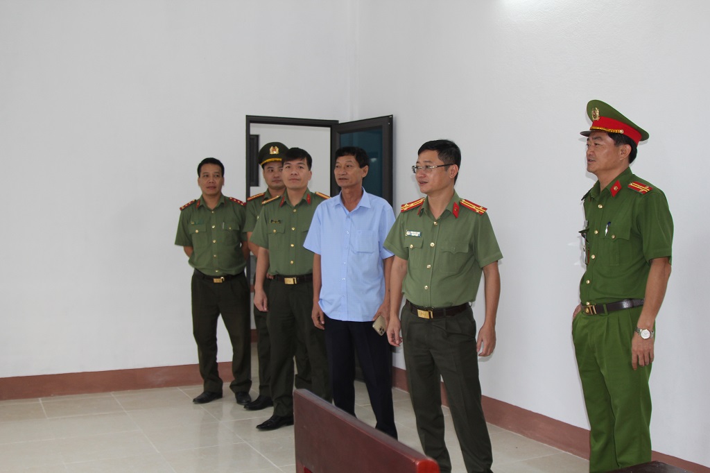 Đồng chí Thượng tá Trần Ngọc Tuấn, Phó Giám đốc Công an tỉnh tham quan trụ sở làm việc Công an xã Châu Kim