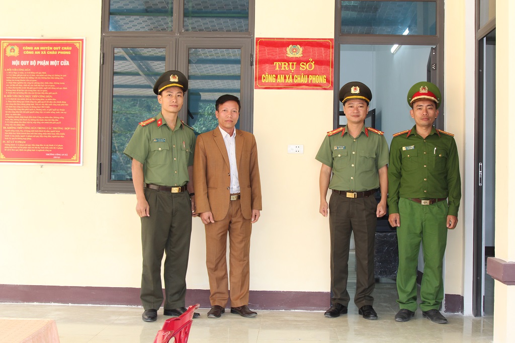Đồng chí Thượng tá Trần Ngọc Tuấn, Phó Giám đốc Công an tỉnh cùng các đại biểu gắn biển trụ sở làm việc Công an xã Châu Phong, huyện Quỳ Châu