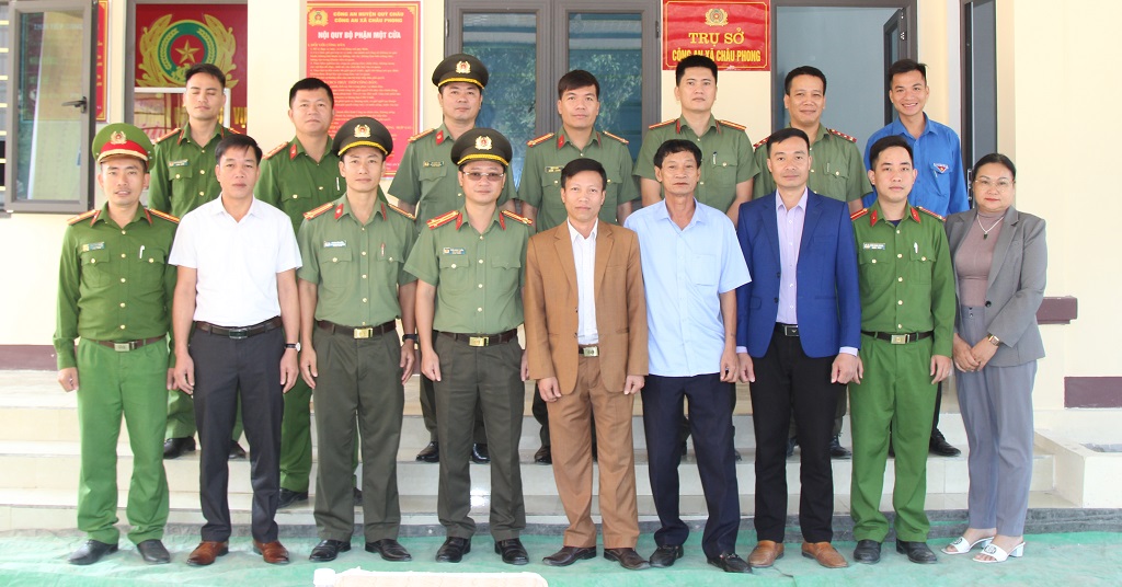 Các đại biểu chụp ảnh lưu niệm tại trụ sở làm việc Công an xã Châu Phong, huyện Quỳ Châu