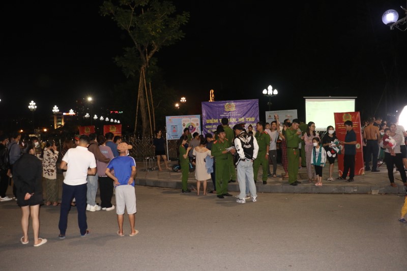 Khu vực ngã ba đường Hồ Tùng Mậu giao nhau với Nguyễn Văn Cừ là điểm được tổ chức hỗ trợ người dân đăng ký