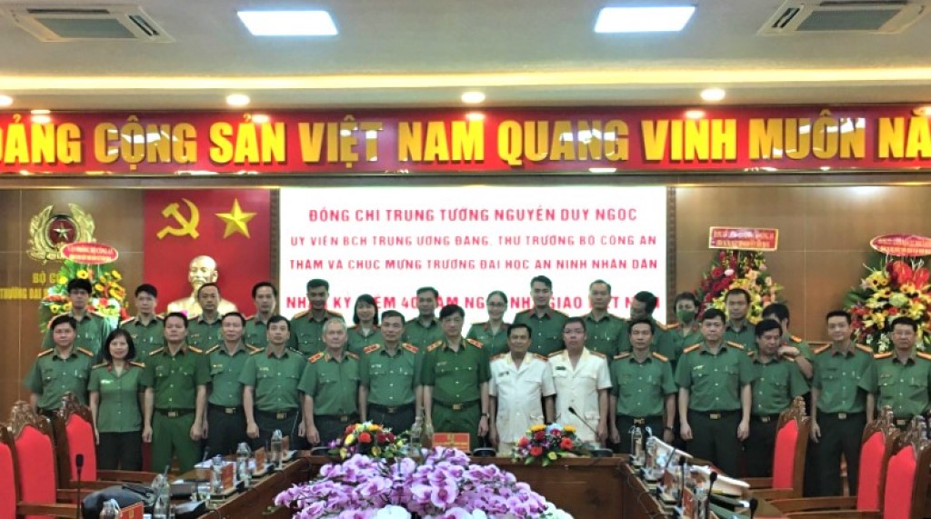 Thứ trưởng Nguyễn Duy Ngọc chúc mừng trường Đại học An ninh nhân dân.