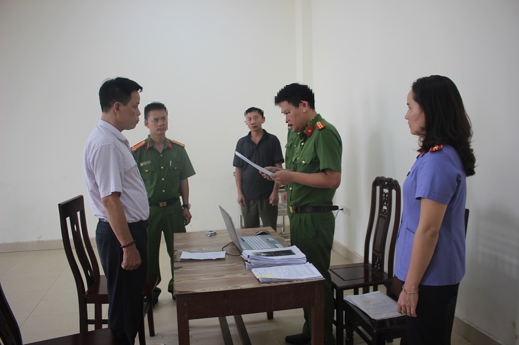 Cơ quan chức năng đọc lệnh khởi tố vụ án và ra lệnh bắt bị can để tạm giam đối với Lê Văn Bình - đối tượng có hành vi lừa đảo chiếm đoạt gần 29 tỉ đồng