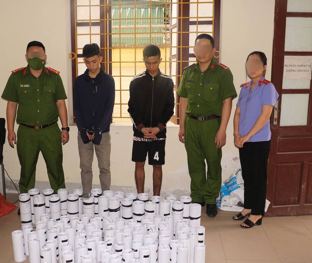 Công an thành phố Vinh bắt giữ 02 đối tượng Trần Đức Thực và Trần Đức Sơn cùng tang vật hơn 100kg pháo nổ