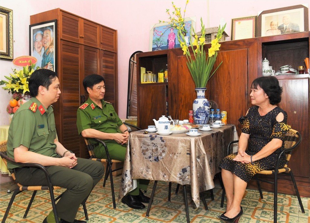 Thứ trưởng Nguyễn Duy Ngọc thăm hỏi thân nhân gia đình Nhà giáo Lê Giản.