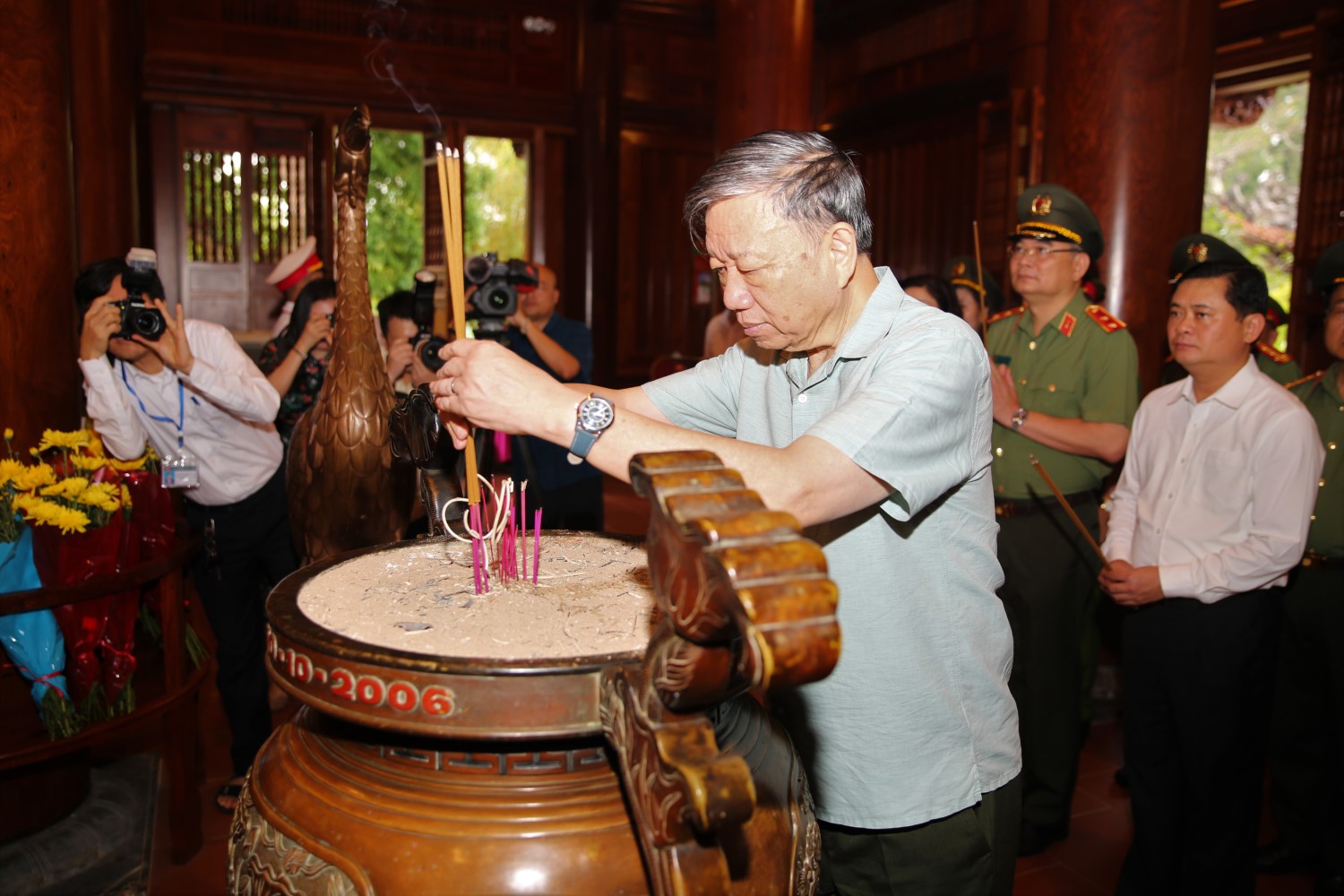 Đại tướng Tô Lâm - Ủy viên Bộ Chính trị, Bộ trưởng Bộ Công an dâng hương tưởng niệm Chủ tịch Hồ Chí Minh