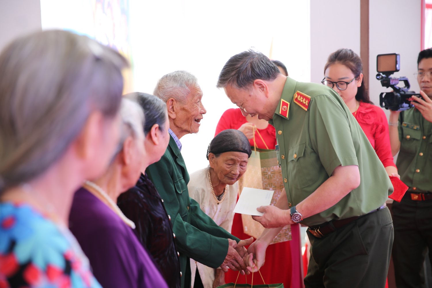 Bộ trưởng Tô Lâm trao tận tay các suất quà cho bàn con Nhân dân