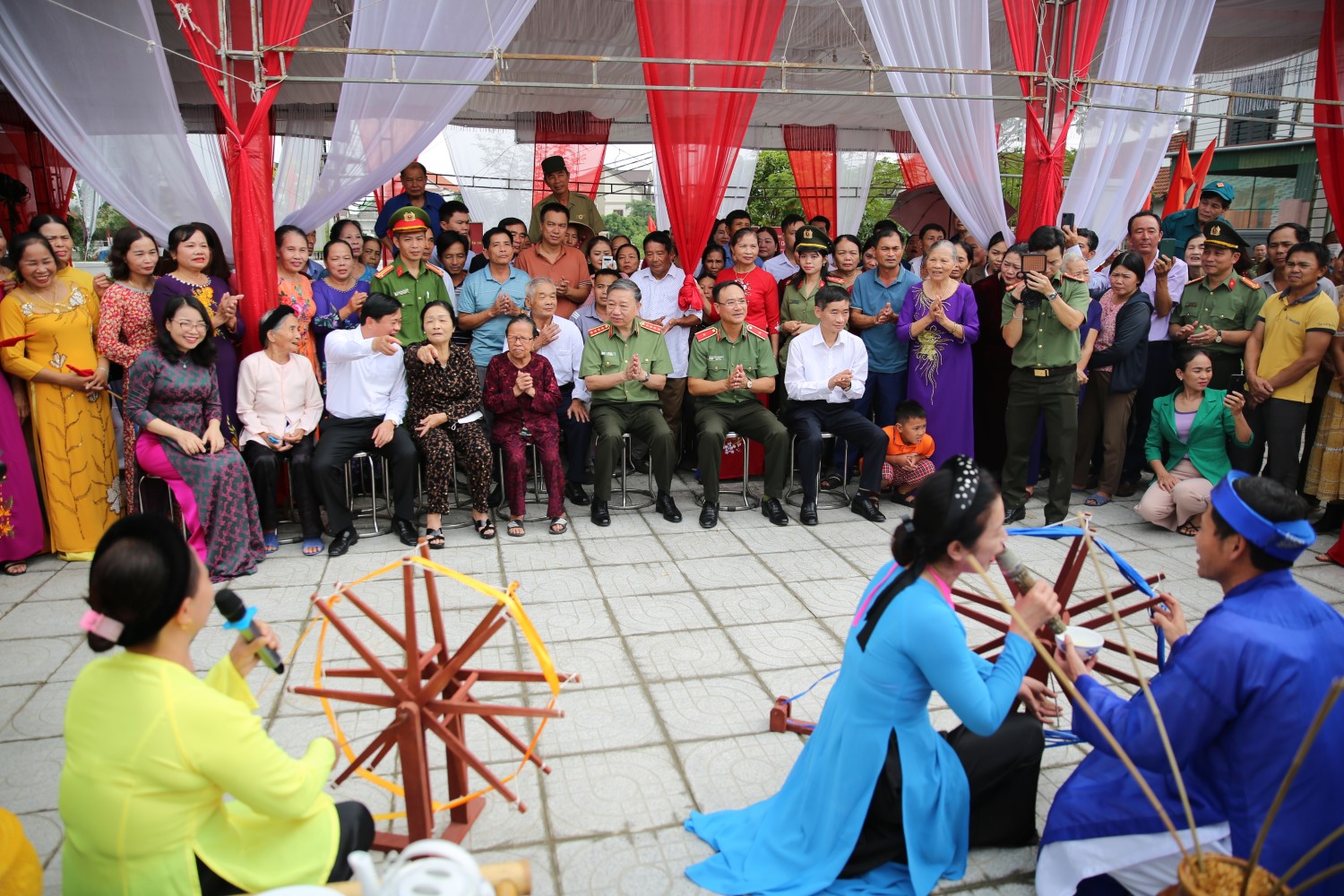 Bộ trưởng Bộ Công an Tô Lâm và các đại biểu chung vui cùng người dân làng Phan, xã Hưng Tân, huyện Hưng Nguyên khi xem dân ca ví giặm