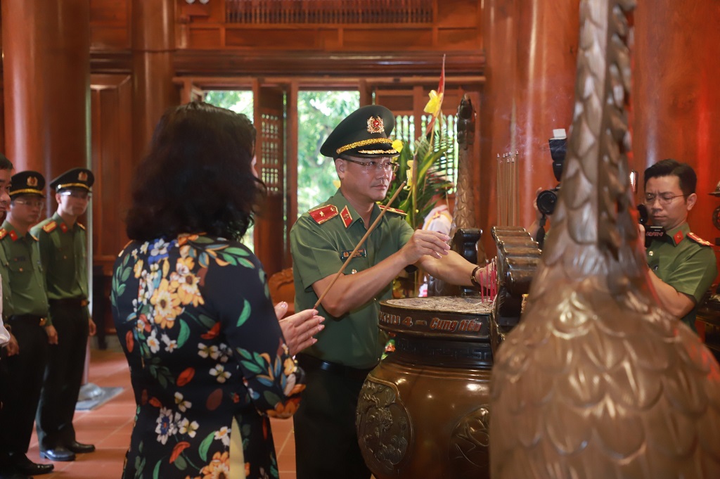 Đồng chí Thiếu tướng Phạm Thế Tùng, Giám đốc Công an tỉnh dâng hương lên anh linh Chủ tịch Hồ Chí Minh