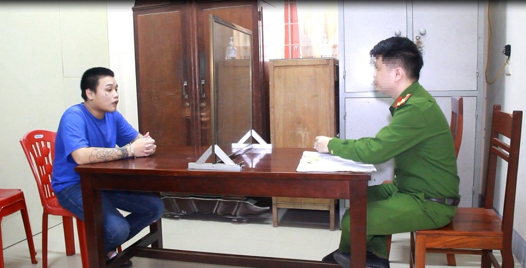 Cán bộ Công an huyện Diễn Châu lấy lời khai của Trương Văn Thịnh - đối tượng cung cấp ma tuý cho các điểm bán lẻ trên địa bàn