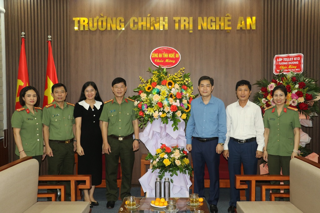 Tặng hoa chúc mừng Trường Đại học Vinh và Trường Chính trị tỉnh Nghệ An