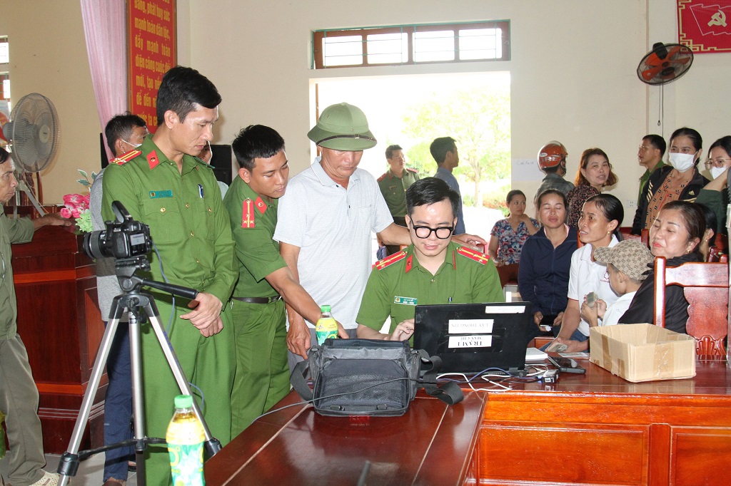 Lãnh đạo UBND huyện Nghi Lộc cùng lãnh đạo Công an huyện Nghi Lộc trực tiếp có mặt tại địa bàn để động viên, chỉ đạo triển khai thực hiện hiệu quả Đề án 06