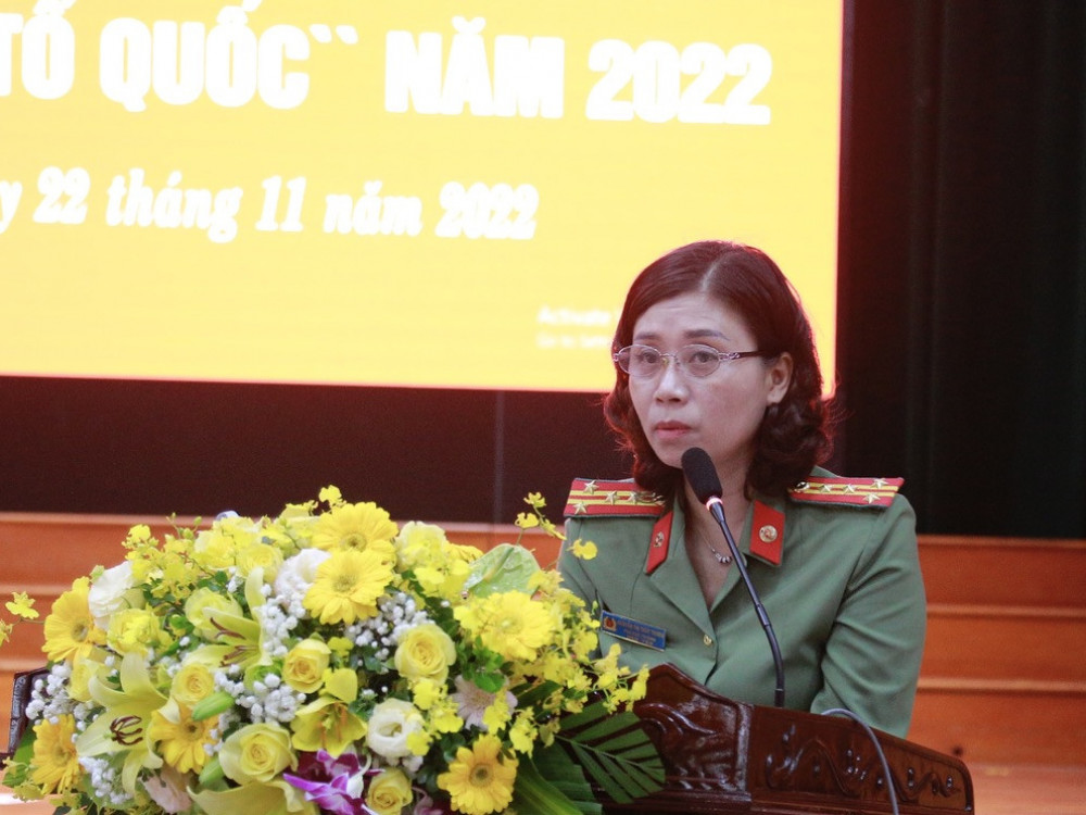 Đại tá Nguyễn Thị Thuý Thanh, Phó Cục trưởng Cục công tác đảng và công tác chính trị phát biểu tại hội nghị.