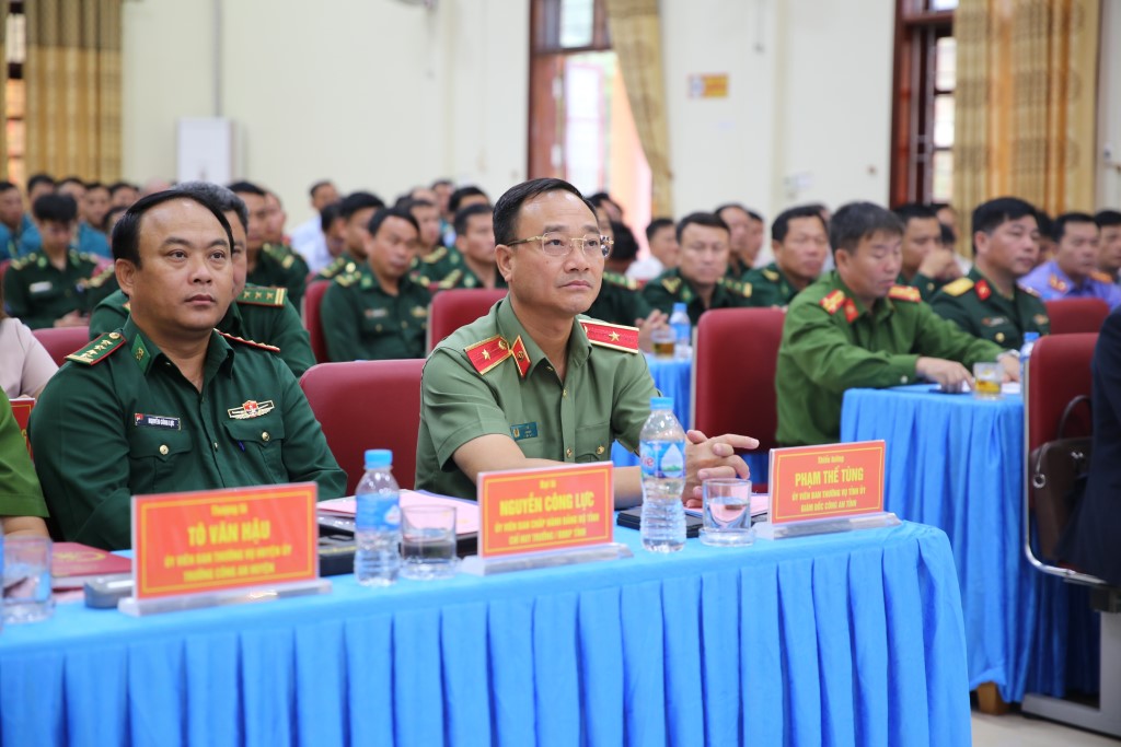 Đồng chí Thiếu tướng Phạm Thế Tùng, Ủy viên Ban Thường vụ Tỉnh ủy, Giám đốc Công an tỉnh dự và chỉ đạo Hội nghị