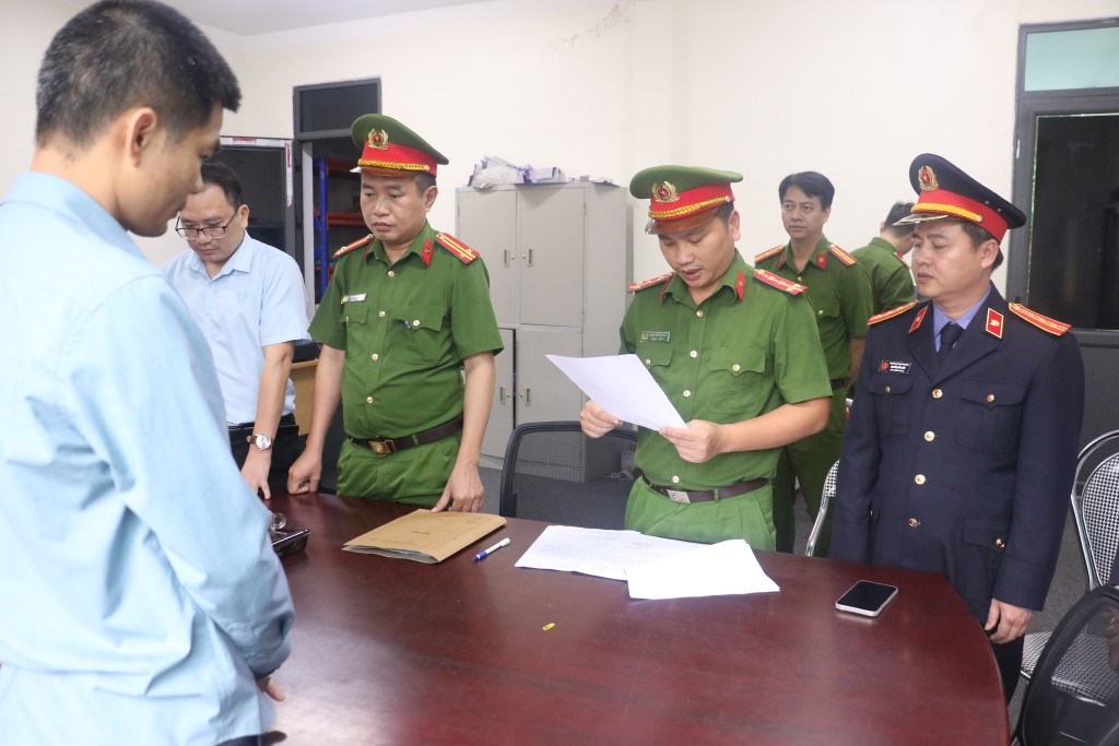 Cơ quan chức năng thi hành quyết định khởi tố và lệnh bắt tạm giam Phan Văn Tài