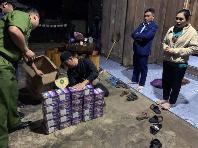 Cơ quan chức năng khám xét, thu giữ tang vật tại nhà đối tượng  Lương Thị Tuyết