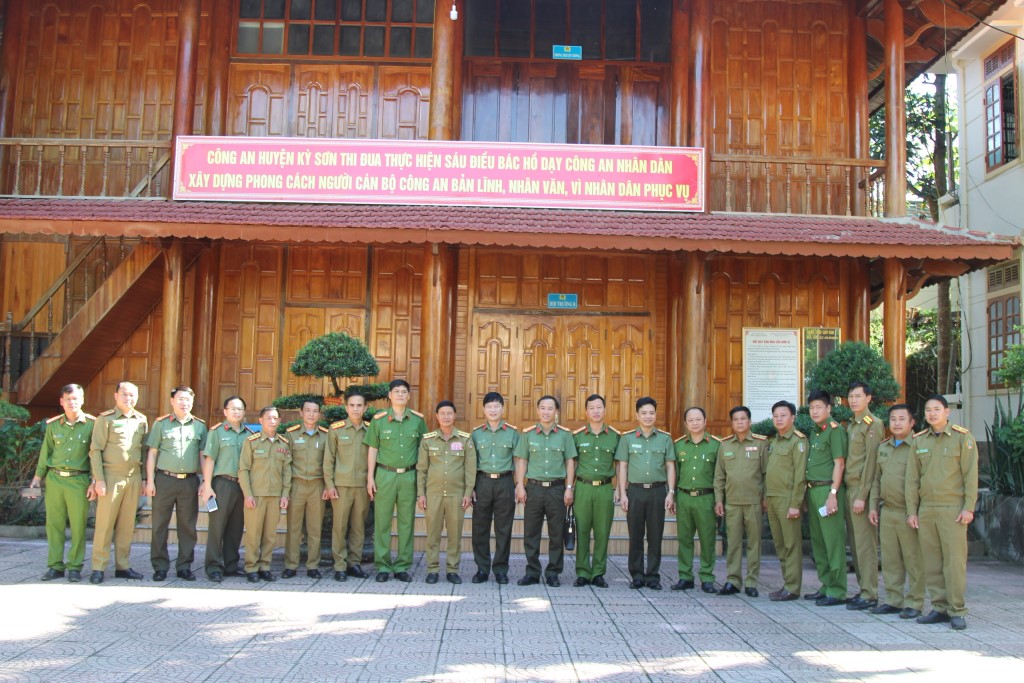 Công an 02 tỉnh Nghệ An, Xiêng Khoảng chụp ảnh lưu niệm