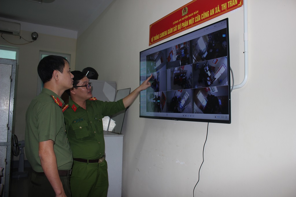 Các đai biểu chụp hình lưu niệm tại Bộ phận một cửa Công an huyện Nam Đàn