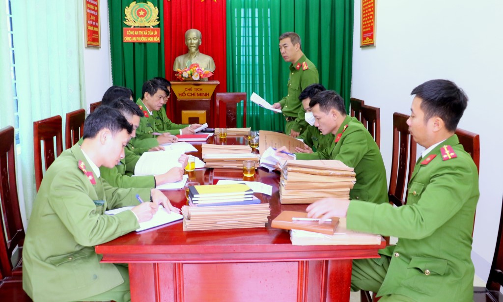Đoàn công tác thực hiện các nội dung kiểm tra tại Công an phường Nghi Hòa, thị xã Cửa Lò