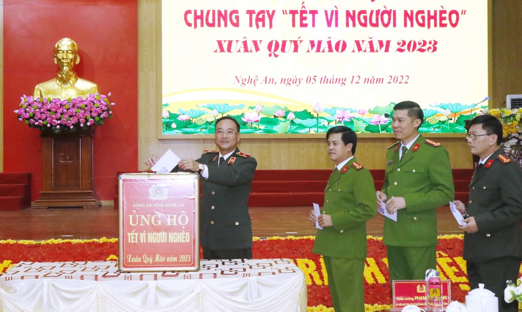 Đồng chí Thiếu tướng Phạm Thế Tùng, Ủy viên Ban Thường vụ Tỉnh ủy, Giám đốc Công an tỉnh ủng hộ Tết vì người nghèo Xuân Quý Mão 2023