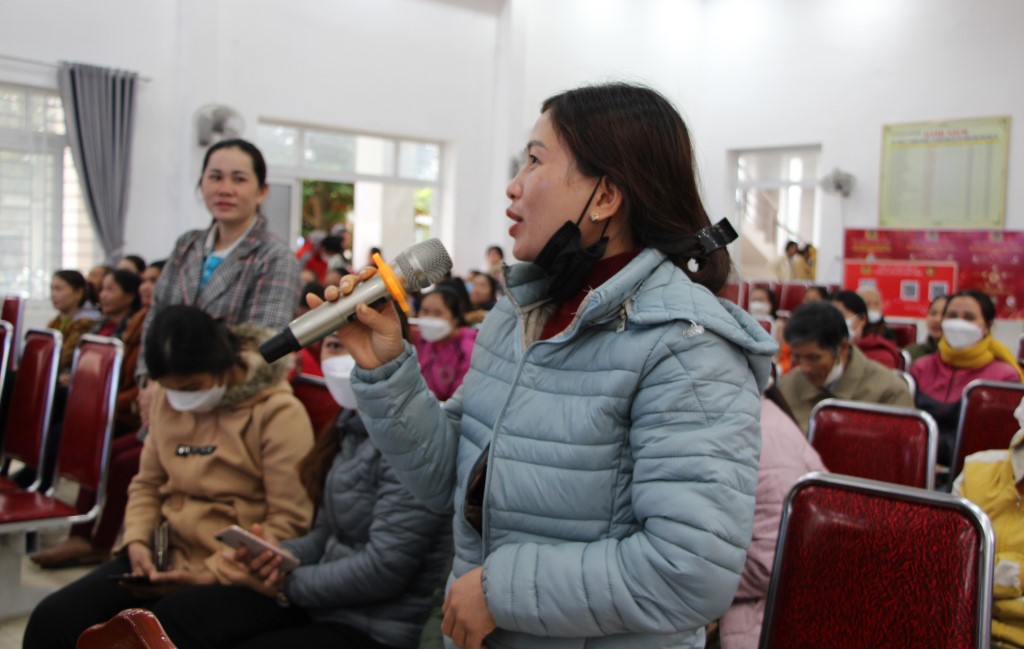 Hội Phụ nữ xã Châu Quang tham gia trả lời các câu hỏi tại buổi tuyên truyền