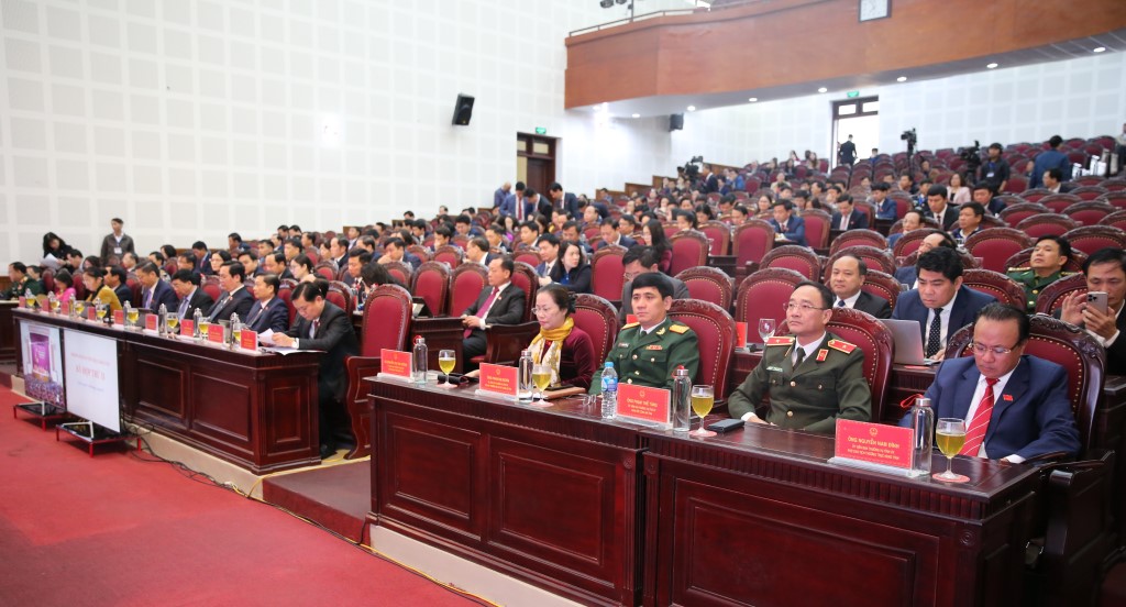 Các đại biểu HĐND tỉnh và đại biểu khách mời tại Kỳ họp thứ 11, HĐND tỉnh Nghệ An khóa XVIII