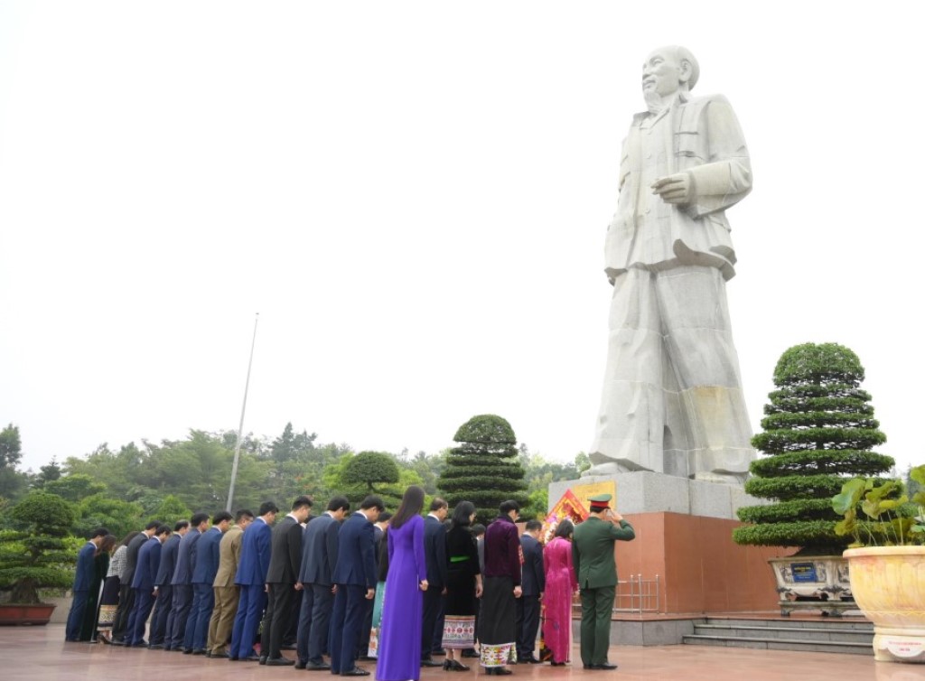 Các đại biểu HĐND tỉnh tưởng nhớ Chủ tịch Hồ Chí Minh tại Quảng trường mang tên Người ở thành phố Vinh