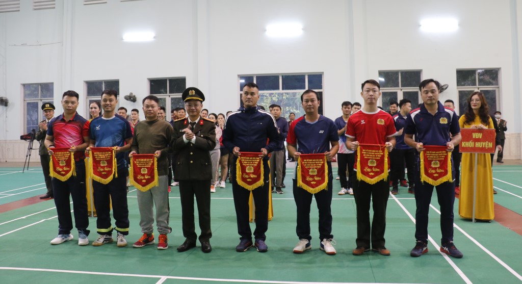 Đồng chí Thượng tá Trần Ngọc Tuấn, Phó Giám đốc Công an tỉnh tặng Cờ lưu niệm đại diện các đội thi đấu