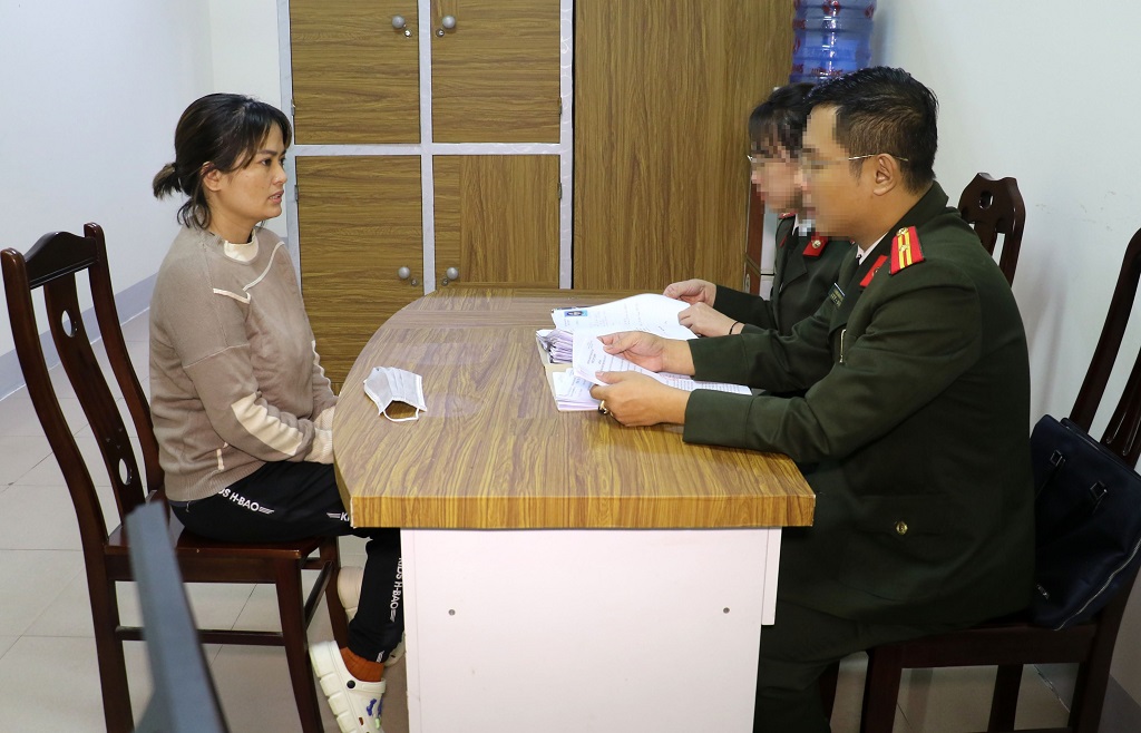 Phòng An ninh điều tra Công an tỉnh làm việc với đối tượng Nguyễn Thị Lài